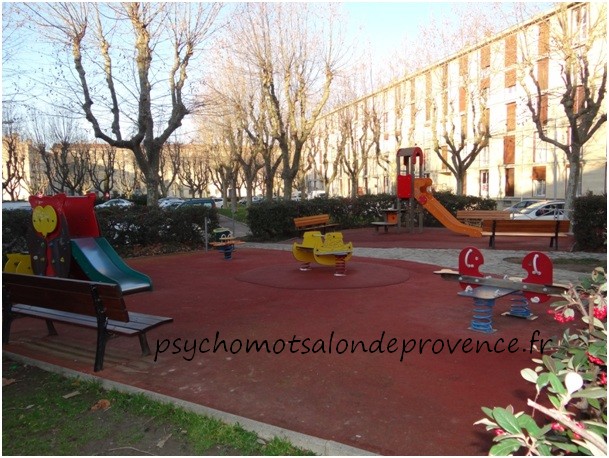 Aire-de-jeux-en-face-du-cabinet